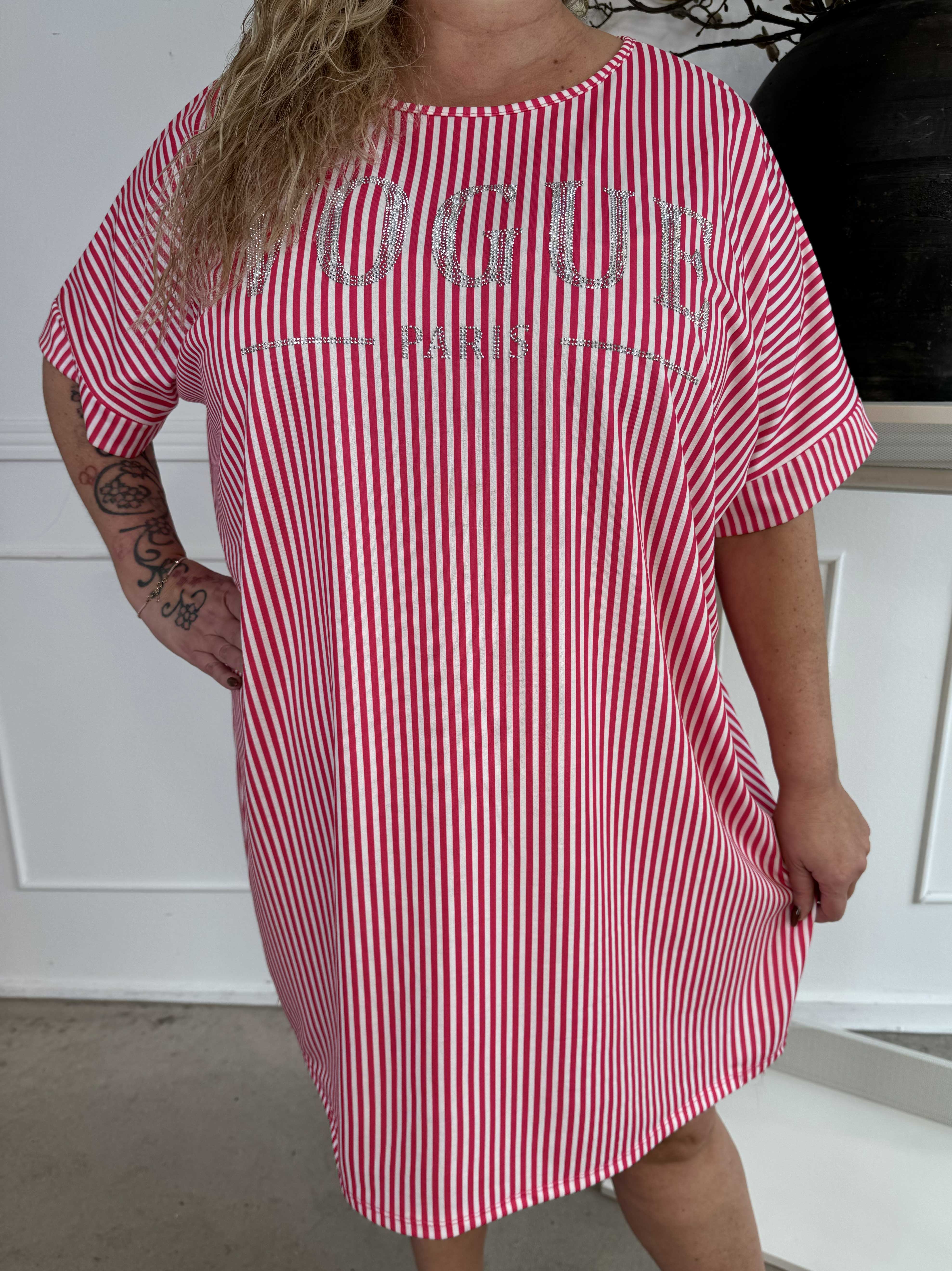 Mintu Stripe Dress - Plus size stribet kjole i bomuld med similisten